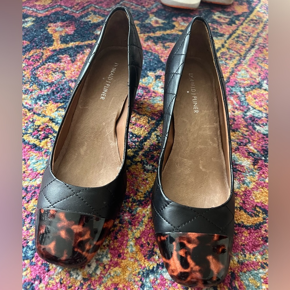 Donald J. Pliner | Black leather pumps with tortoise pattern detail